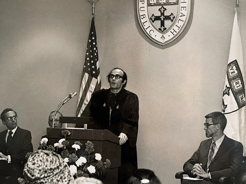 Felix Gutzwiller bei der Schlussrede anlässlich seines Master of Public Health im Jahr 1975