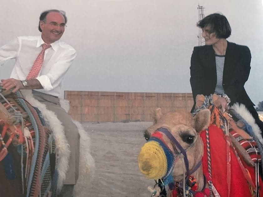 Felix Gutzwiller und Bundesrätin Calmy-Rey reiten auf einem Kamel in Doha im Jahr 2008