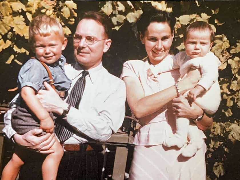 Felix Gutzwiller mit Bruder Stephan, Vater Hans und Mutter Annemarie Gutzwiller-Kätterer im Sommer 1948