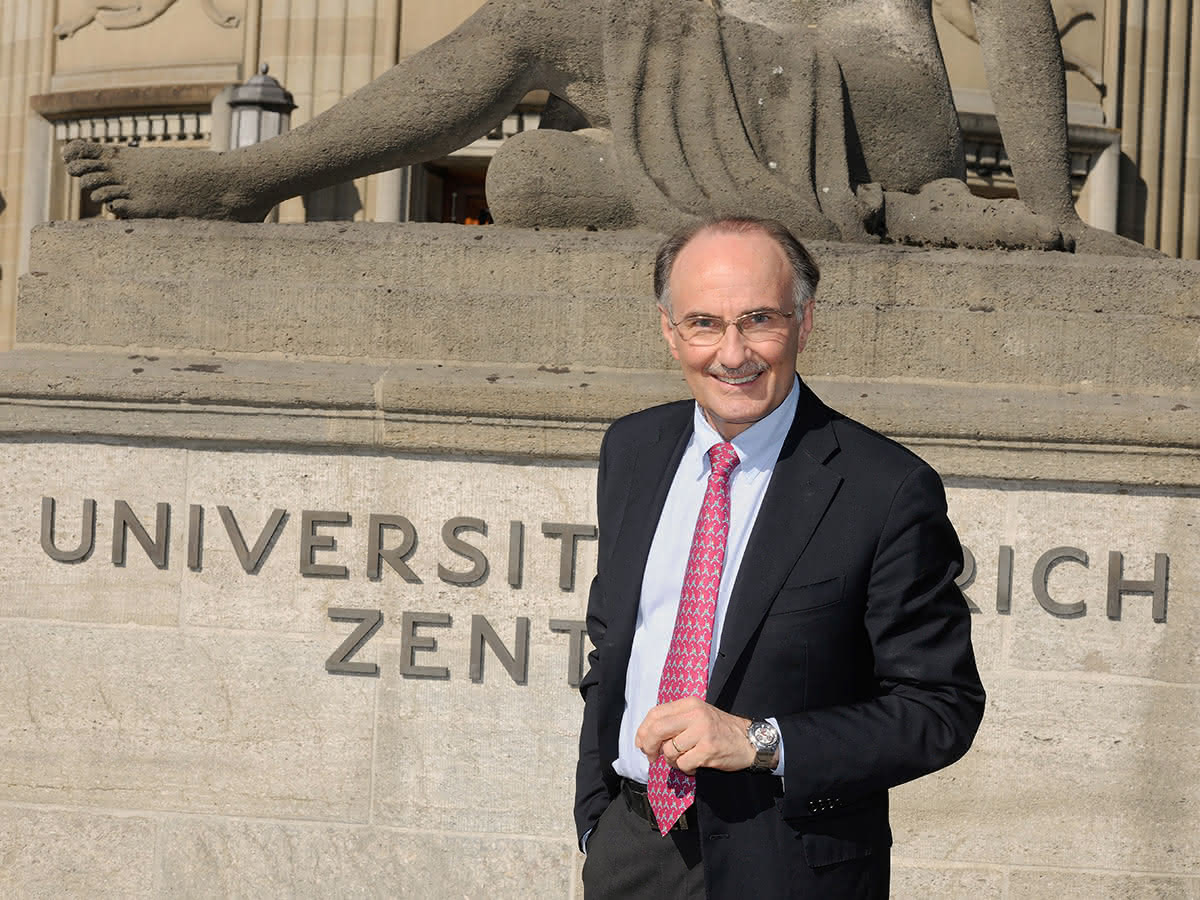 Felix Gutzwiller vor der Universität Zürich